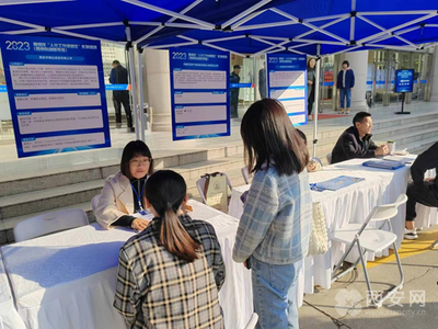 雁塔區(qū)人社局舉辦“人社工作進(jìn)園區(qū)”暨公共就業(yè)創(chuàng)業(yè)服務(wù)驛站授牌儀式， 推動公共就業(yè)服務(wù)深入一線